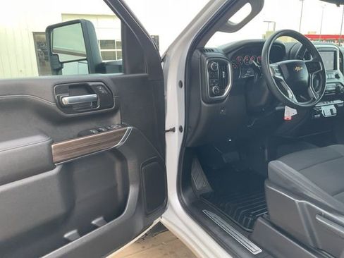 Used 2022 Chevrolet Silverado 2500 LT image 2