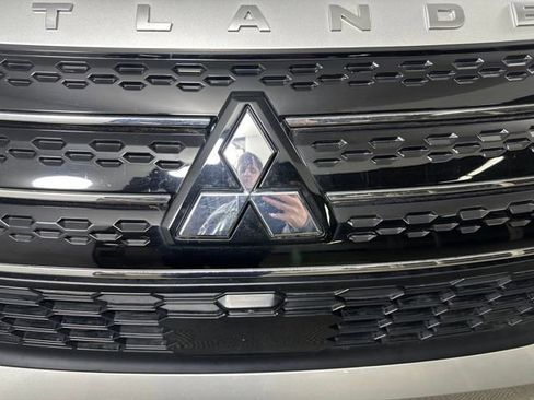 Used 2023 Mitsubishi Outlander SE image 9