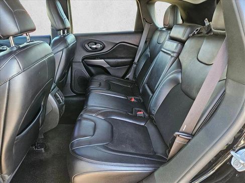 Used 2019 Jeep Cherokee Latitude Plus w/ Comfort/Convenience Group FWD image 22
