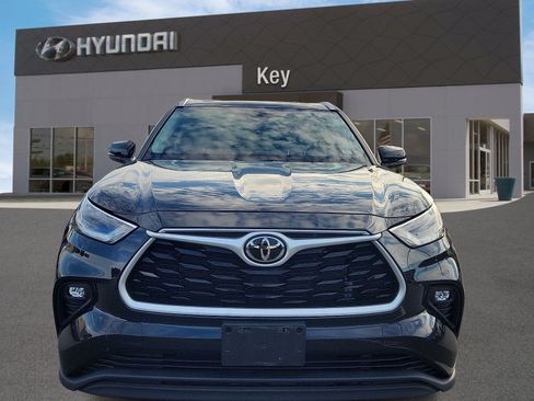 Used 2021 Toyota Highlander XLE AWD/4WD image 8