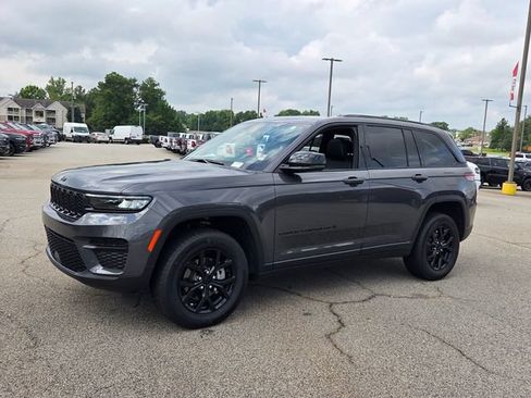 Used 2025 Jeep Grand Cherokee Altitude RWD image 3