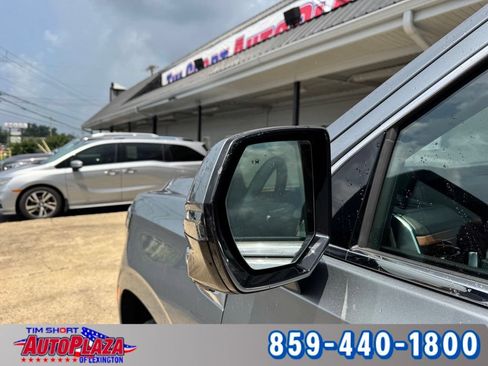 Used 2025 GMC Yukon XL Denali AWD/4WD image 16