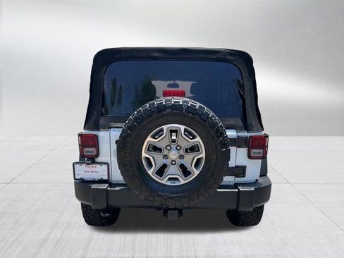 Used 2015 Jeep Wrangler Unlimited Rubicon w/ Connectivity Group AWD/4WD image 7