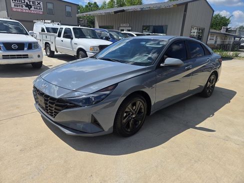 Used 2021 Hyundai Elantra SEL FWD image 3