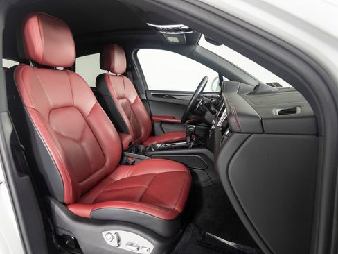 Certified 2024 Porsche Macan AWD/4WD image 34