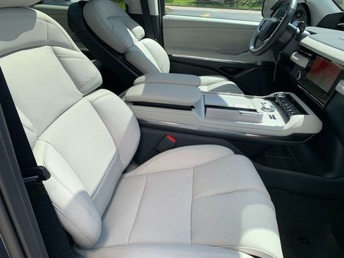 New 2026 Lincoln Navigator Reserve w/ Jet Appearance Package AWD/4WD image 17