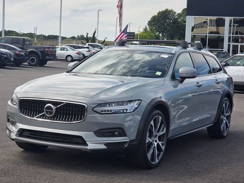 Used 2025 Volvo V90 B6 Cross Country Ultra AWD/4WD image 7