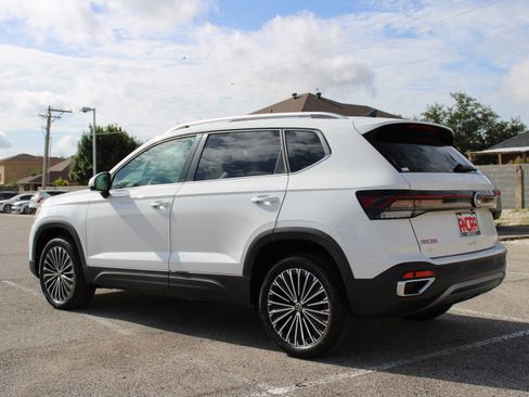 New 2025 Volkswagen Taos SE image 5