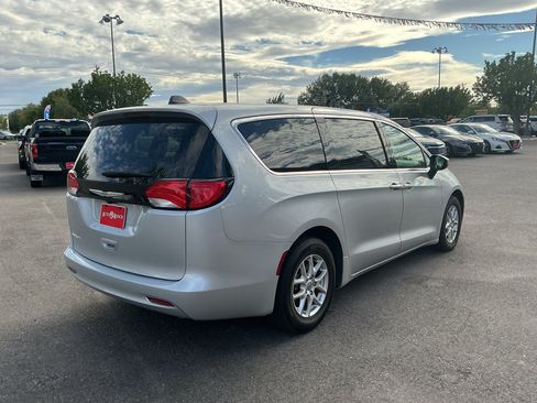 Used 2023 Chrysler Voyager LX FWD image 5