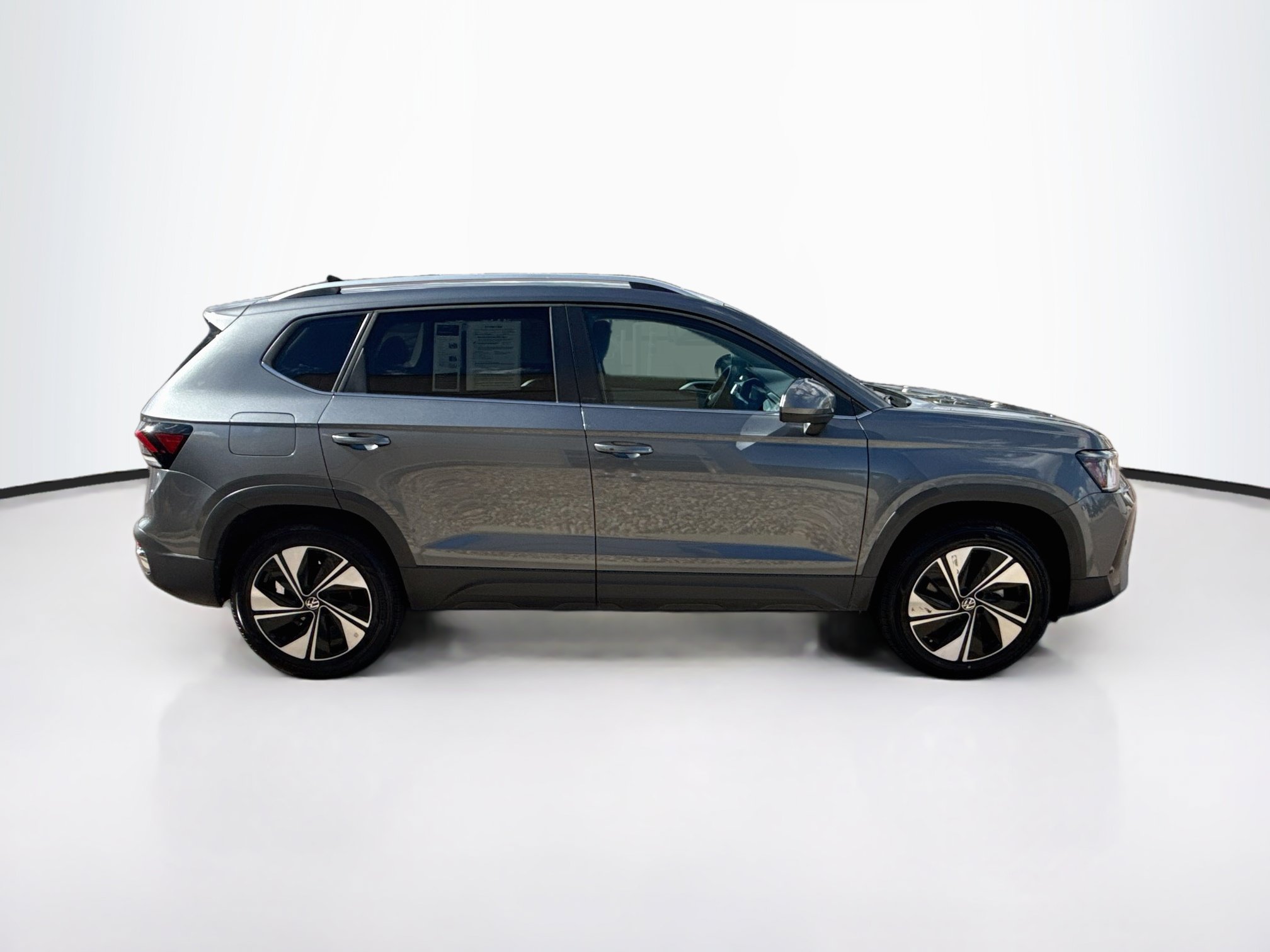 Used 2025 Volkswagen Taos SE AWD/4WD image 10
