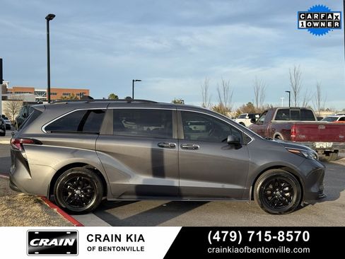 Used 2025 Toyota Sienna LE image 9