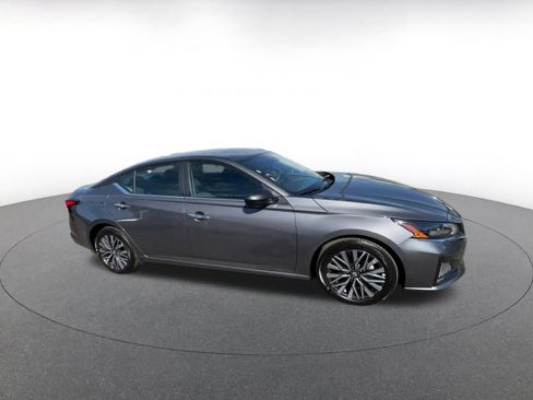 Used 2025 Nissan Altima 2.5 SV image 2