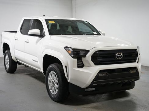 Certified 2024 Toyota Tacoma SR5 image 3