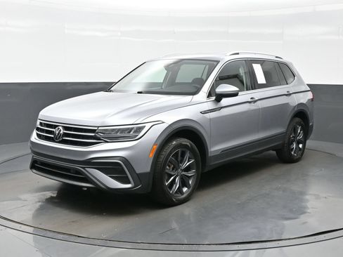 Used 2022 Volkswagen Tiguan SE AWD/4WD image 2