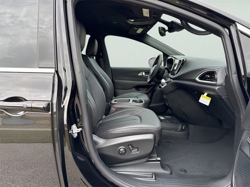 New 2026 Chrysler Pacifica Select image 11