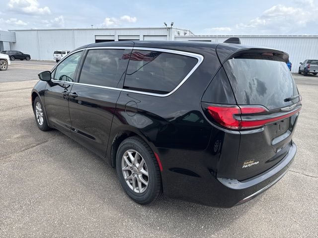 Used 2024 Chrysler Pacifica Touring-L FWD image 11