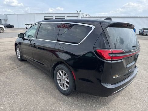 Used 2024 Chrysler Pacifica Touring-L FWD image 11