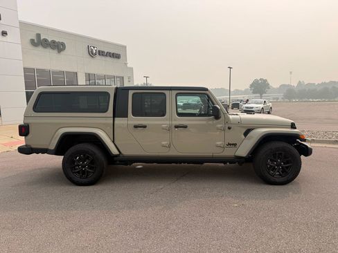 Used 2022 Jeep Gladiator Sport AWD/4WD image 2