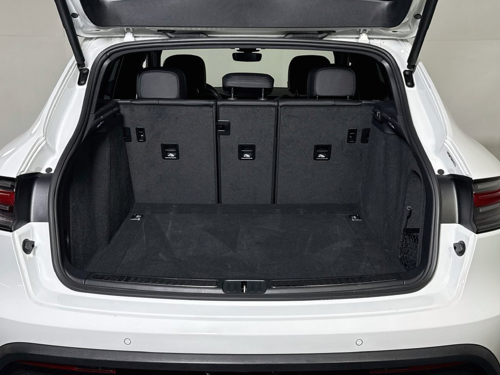 Certified 2025 Porsche Macan AWD/4WD image 29