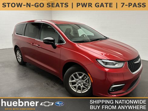 Used 2025 Chrysler Pacifica Select FWD image 1