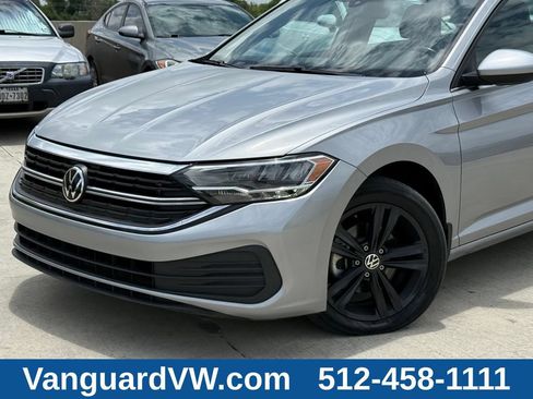 Used 2024 Volkswagen Jetta SE w/ Panoramic Sunroof Package FWD image 2