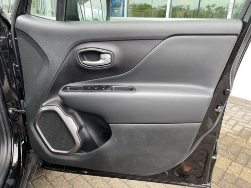 Used 2023 Jeep Renegade Latitude AWD/4WD image 29