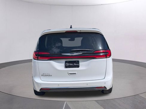 Used 2024 Chrysler Pacifica Touring-L FWD image 4