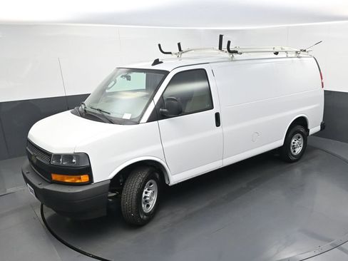 Used 2022 Chevrolet Express 2500 w/ Driver Convenience Package RWD image 27