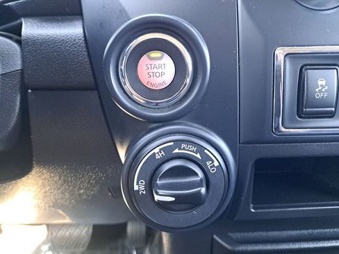 Used 2022 Nissan Titan SV AWD/4WD image 25
