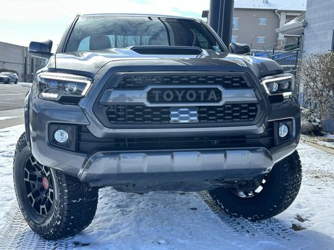 Used 2018 Toyota Tacoma TRD Sport w/ Technology Package AWD/4WD image 4