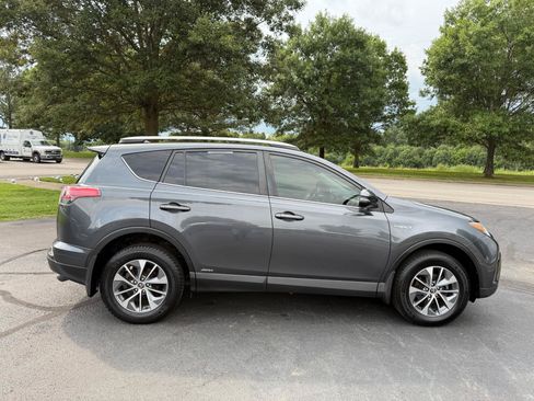 Used 2018 Toyota RAV4 XLE AWD/4WD image 11