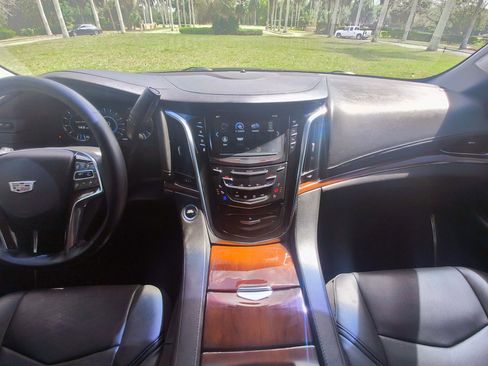 Used 2018 Cadillac Escalade Luxury image 22