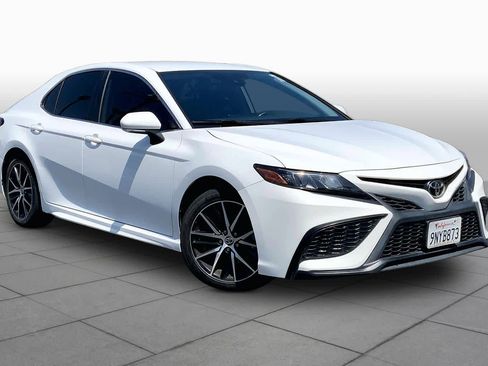 Used 2022 Toyota Camry SE FWD image 2