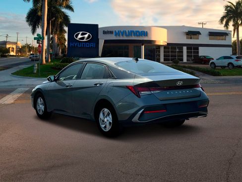 New 2025 Hyundai Elantra SE image 5