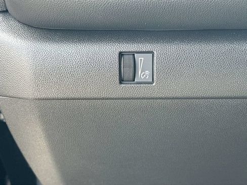 Used 2024 Chevrolet Colorado LT RWD image 17
