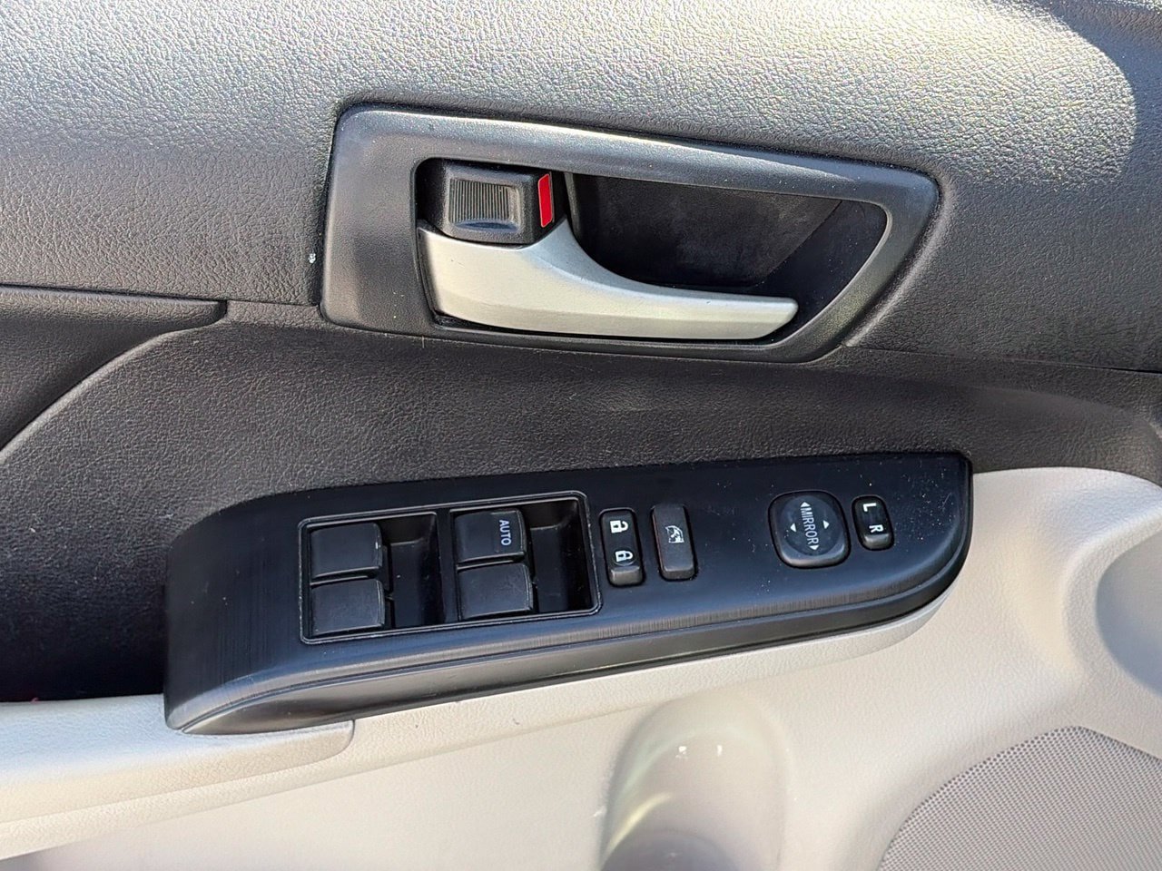 Used 2014 Toyota Camry LE FWD image 5