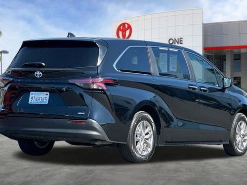 Used 2025 Toyota Sienna XLE image 4