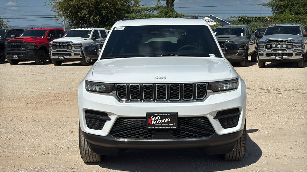New 2027 Jeep Grand Cherokee Laredo RWD image 8