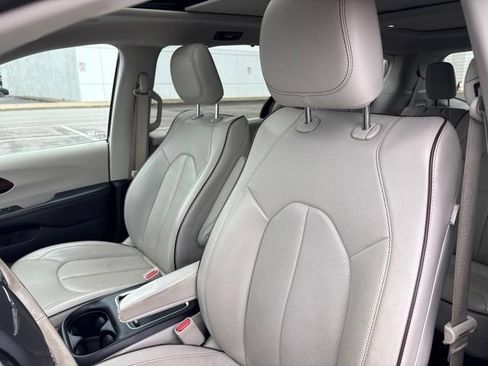 Used 2018 Chrysler Pacifica Limited w/ Tire & Wheel Group FWD image 29