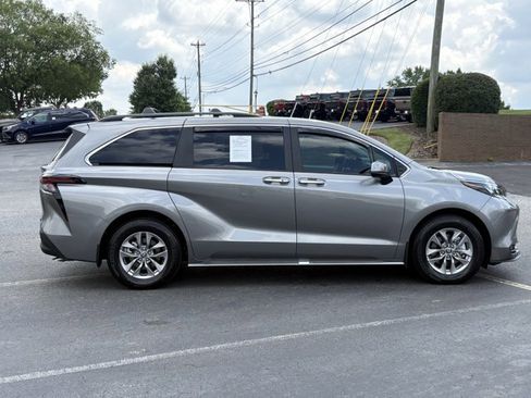 Used 2026 Toyota Sienna XLE FWD image 6