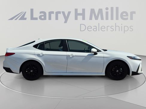 Used 2025 Toyota Camry SE FWD image 6