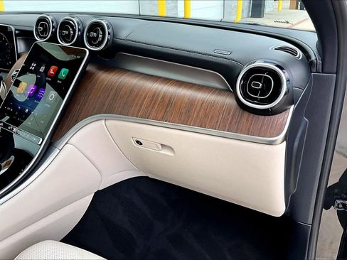 Used 2025 Mercedes-Benz GLC 300 image 17