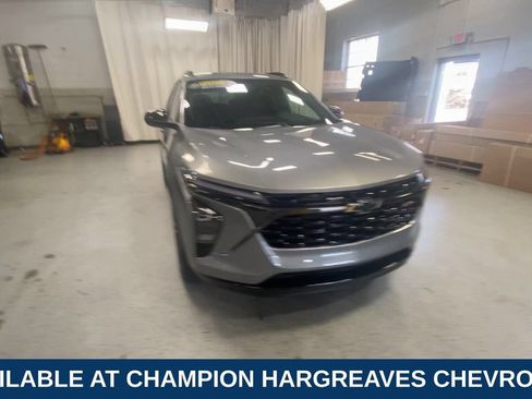 Certified 2024 Chevrolet Trax RS w/ Driver Confidence Package FWD image 3