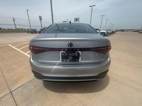 Used 2025 Volkswagen Jetta SE FWD image 7