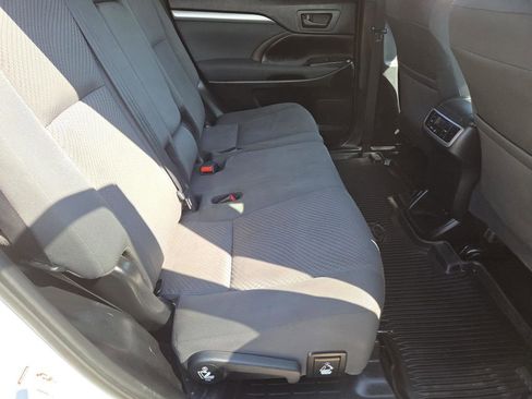 Used 2019 Toyota Highlander LE FWD image 17