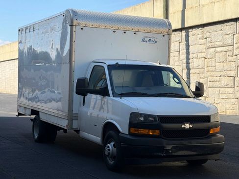 Used 2019 Chevrolet Express 3500 w/ Driver Convenience Package RWD image 5