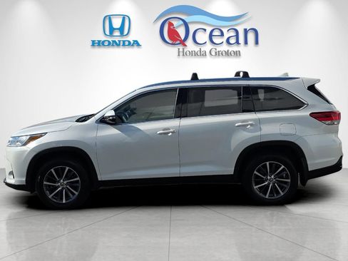 Used 2019 Toyota Highlander XLE AWD/4WD image 6