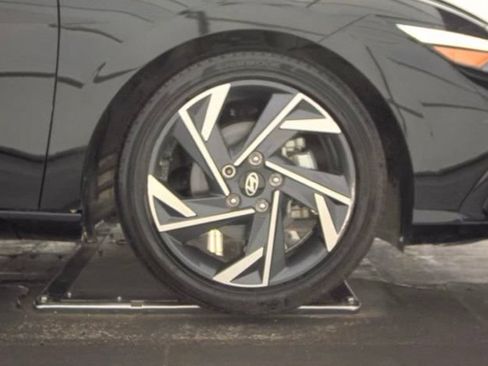 Certified 2025 Hyundai Elantra SEL FWD image 10