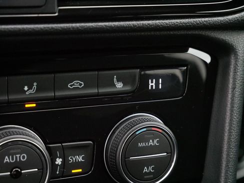 Certified 2024 Volkswagen Taos SE image 31