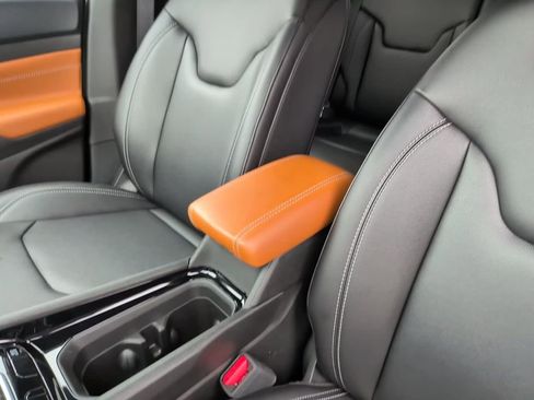 Used 2025 Jeep Compass Limited image 29